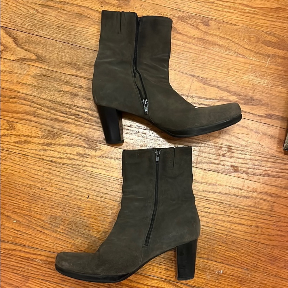 La CANADIENNE Gray Suede Boots